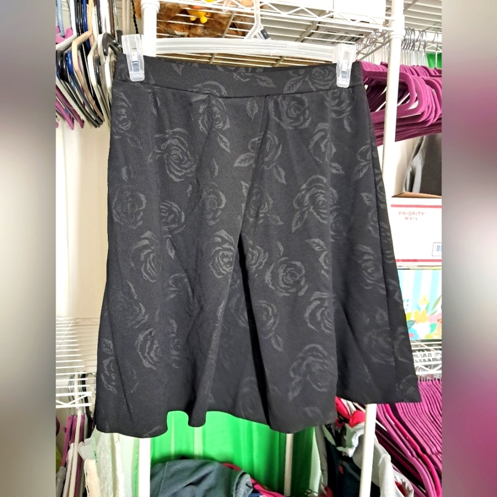 Studio 253 black floral knee length skirt